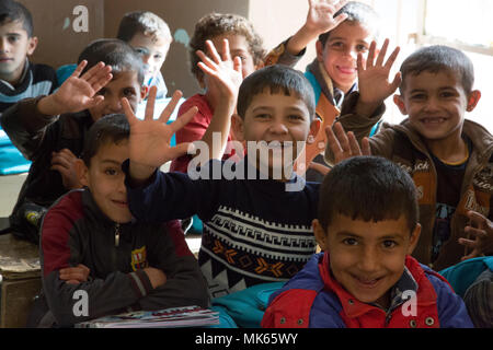 Les jeunes étudiants irakiens posent pour une photo dans une école primaire, Aski Mossoul, Irak, le 13 novembre 2017. L'ampleur et la diversité de partenaires de coalition démontre l'objectif global et unifié de vaincre ISIS en Iraq et en Syrie. La Force opérationnelle interarmées - fonctionnement inhérentes à résoudre est la Coalition mondiale pour vaincre ISIS en Iraq et en Syrie. (U.S. Photo de l'armée par le Sgt. Tracy McKithern) Banque D'Images