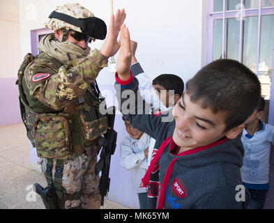 Un soldat de l'armée italienne attribué à 3e Régiment alpin, déployés à l'appui de l'opération, Résoudre inhérent au étudiants iraquiens accueille une école primaire dans le village de Babinet, l'Iraq, le 14 novembre 2017. L'ampleur et la diversité de partenaires de coalition démontre l'objectif global et unifié de vaincre ISIS en Iraq et en Syrie. Les GFIM-OIR est la Coalition mondiale pour vaincre ISIS en Iraq et en Syrie. (U.S. Photo de l'armée par le Sgt. Tracy McKithern) Banque D'Images