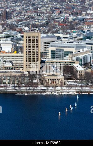 Une vue aérienne sur la Charles River vers le Massachusetts Institute of Technology, Cambridge, Massachusetts, United States Banque D'Images