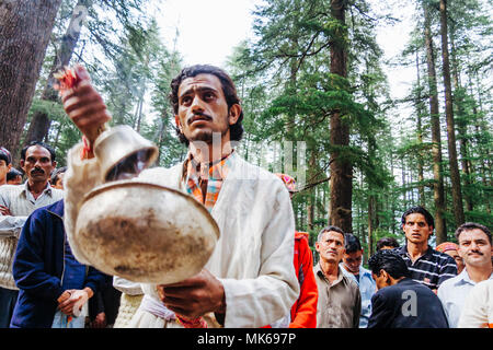 Manali, Himachal Pradesh, Inde : un prêtre officie une cérémonie pendant la fête ou Dhungari Hadimba Devi Mela devi temple Hadimba de l'extérieur en t Banque D'Images