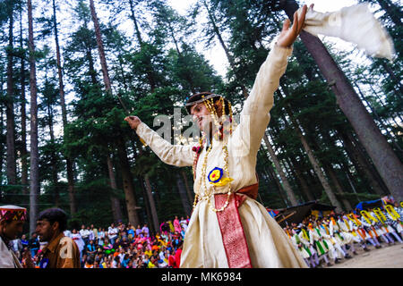 Manali, Himachal Pradesh, Inde : une haute caste Kshatriya rajput danse avec un mouchoir et une épée dans ses mains pendant la festival Hadimba Devi o Banque D'Images