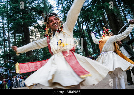 La caste des Kshatriyas Hadimba Devi danse au festival. Dungri forêt, Manali, Inde Banque D'Images