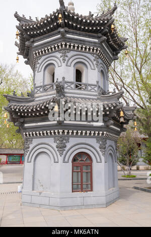 Hexagonale élégante pagode dans jiliesi gris chine harbin temple, historique, jour belle destination de voyage Banque D'Images