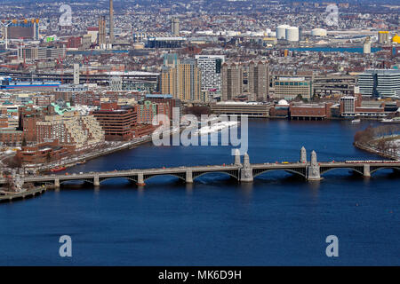 Longfellow Bridge, sur la Charles River, l'un des neuf ponts reliant Boston et Cambridge, Massachusetts, United States Banque D'Images