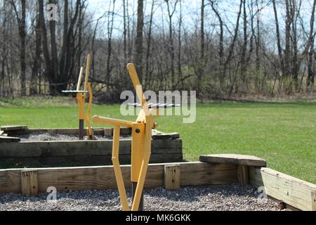 Deux creuseurs de jeux décalés avec une ligne d'arbres au début du printemps dans l'arrière-plan Banque D'Images