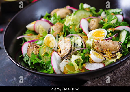 Salade diététique avec des moules, des oeufs de cailles, concombres, radis et laitue. Alimentation saine. Salade de fruits de mer. Banque D'Images