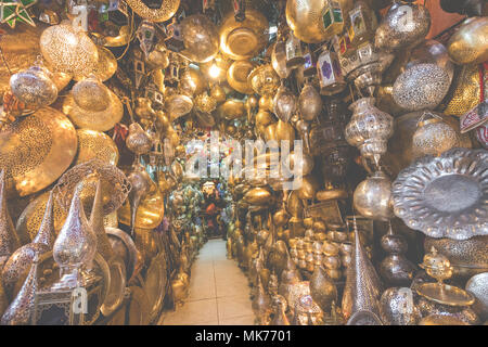 Sélection de lampes traditionnelles à la vente à un décrochage du marché dans des souks de Marrakech, Maroc. Banque D'Images