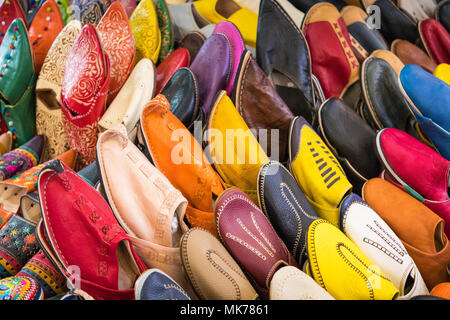 Chaussures marocaines colorées de l'alignement dans un magasin. Chaussures orientales dans un bazar. Chaussons marocains multicolores. Chaussons en cuir coloré à vendre à la sou Banque D'Images