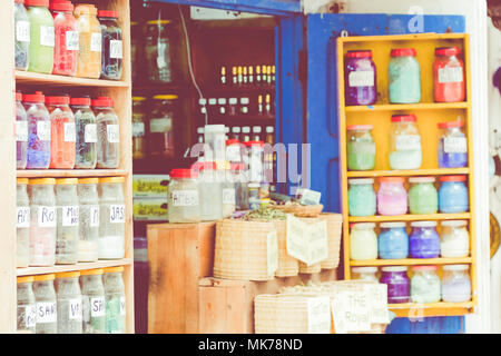 Sélection d'épices sur un marché traditionnel marocain (souk) à Marrakech, Maroc Banque D'Images
