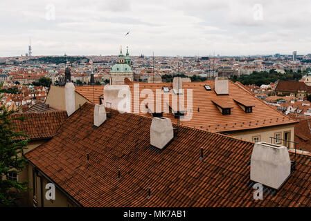 La ville de Prague de Mala Strana Vieux palais royal avec des toits sur le premier plan Banque D'Images