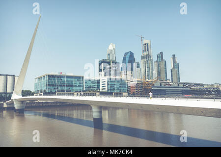 Puente de la Mujer (pont de la femme), est une passerelle pour la rotation 3 de la station d'quartier Puerto Madero de Buenos Aires, Argentine Banque D'Images