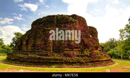 Stupa ruiné en complexe de roi Nissanka Malla à Polonnaruwa, Sri Lanka Banque D'Images