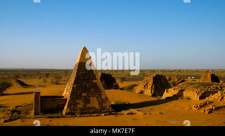 Panorama de Méroé pyramides dans le désert au coucher du soleil au Soudan, Banque D'Images