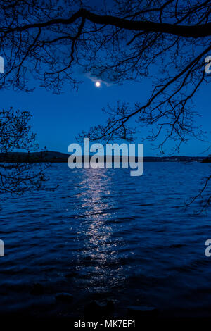 Lune au-dessus de Windermere, Lake District, Cumbria Banque D'Images