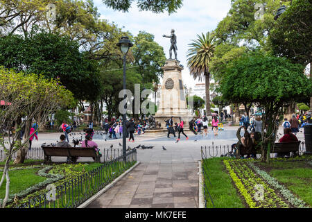 SUCRE, BOLIWIA - février 08, 2018 : la place principale et la statue de José Antonio de Sucre. Sucre est la capitale constitutionnelle de la Bolivie. Savoirs traditionnels Banque D'Images