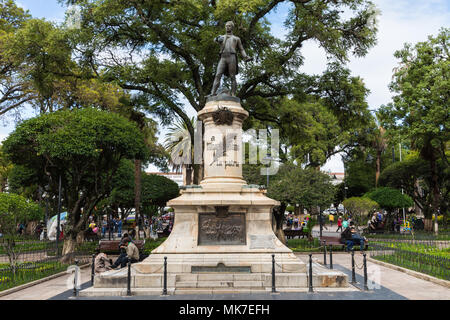 SUCRE, BOLIWIA - février 08, 2018 : la place principale et la statue de José Antonio de Sucre. Sucre est la capitale constitutionnelle de la Bolivie. Savoirs traditionnels Banque D'Images