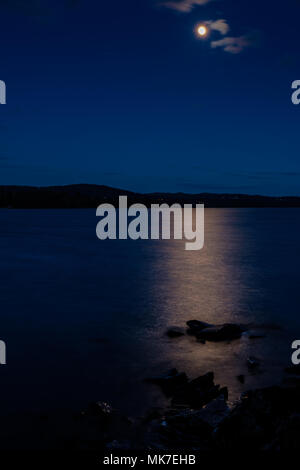 Lune au-dessus de Windermere, Lake District, Cumbria Banque D'Images