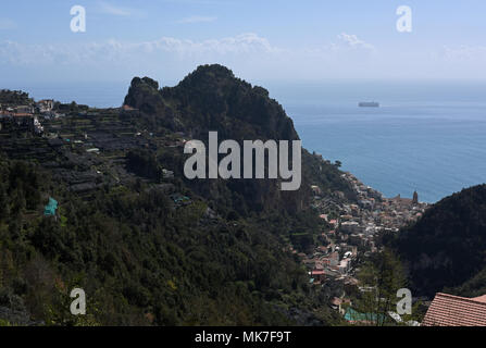 Balade dans la réserve naturelle de la Valle delle Ferriere Amalfi avec au loin, la Côte d'Amalfi, Italie Banque D'Images