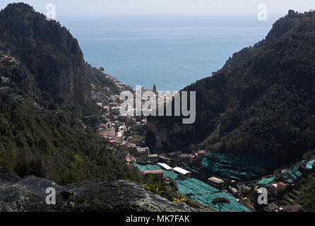 Balade dans la réserve naturelle de la Valle delle Ferriere Amalfi avec au loin, la Côte d'Amalfi, Italie Banque D'Images