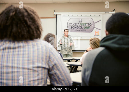 Slt Michelle Schmitt, un officier des opérations cybernétiques affecté à la 107e Escadre attaque, Garde nationale aérienne de New York, a parlé avec d'autres anciens combattants locaux, à Lockport High School dans le cadre de l'histoire carte 'Prendre un vétérinaire à l'école Jour,' Lockport, New York), 14 novembre 2017. L'événement était organisé par l'History Channel et fournisseur de câble Charte pour les anciens combattants dans les écoles pour parler de l'importance de la Journée des anciens combattants et de leurs expériences individuelles. (Air National Guard photo par le Sgt. Brandy Fowler) Banque D'Images