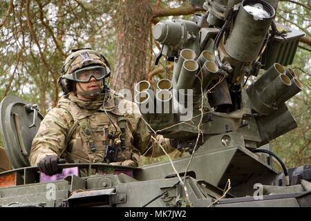 Un soldat du 1er Escadron, 2e régiment de cavalerie dans un véhicule de combat Stryker prend part à une bataille contre les forces opposées au cours de l'esprit alliée à la 7e VII L'instruction de l'Armée de la commande de formation, Allemagne Zone Hohenfels, 30 octobre au 22 novembre 2017. Spirit est un allié de l'armée américaine l'Europe-dirigé, 7ATC-mené un exercice multinational série désignée pour développer et améliorer l'interopérabilité de l'OTAN et de la préparation. Banque D'Images