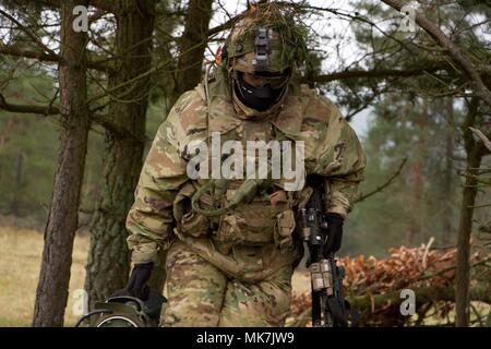 Un soldat du 1er Escadron, 2e régiment de cavalerie change sa position de combat tout en prenant part à une bataille contre les forces opposées au cours de l'esprit alliée à la 7e VII L'instruction de l'Armée de la commande de formation, Allemagne Zone Hohenfels, 30 octobre au 22 novembre 2017. Spirit est un allié de l'armée américaine l'Europe-dirigé, 7ATC-mené un exercice multinational série désignée pour développer et améliorer l'interopérabilité de l'OTAN et de la préparation. Banque D'Images