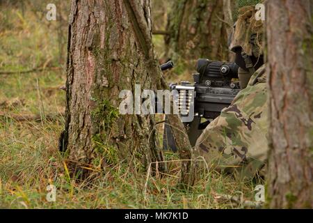 Un soldat du 1er Escadron, 2e régiment de cavalerie dans une position de combat tout en prenant part à une bataille contre les forces opposées au cours de l'esprit alliée à la 7e VII L'instruction de l'Armée de la commande de formation, Allemagne Zone Hohenfels, 30 octobre au 22 novembre 2017. Spirit est un allié de l'armée américaine l'Europe-dirigé, 7ATC-mené un exercice multinational série désignée pour développer et améliorer l'interopérabilité de l'OTAN et de la préparation. Banque D'Images