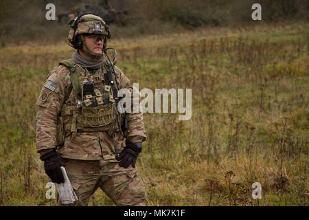 Le Capitaine Jason Callison, commandant des troupes pour Apache, 1er Escadron, 2e régiment de cavalerie, observe son mortier squad pratiquer un exercice incendie avec leur M224 60mm Système de mortier au cours d'esprit alliées à la 7e Armée VII Commande Formation Formation du Hohenfels, Allemagne 16 Novembre, 2017. Mortarmen peut se déplacer et installer leur système incendie ensuite rapidement et avec précision sur le champ de bataille. Spirit est un allié de l'armée américaine l'Europe-dirigé, 7ATC-mené un exercice multinational série désignée pour développer et améliorer l'interopérabilité de l'OTAN et de la préparation. Banque D'Images