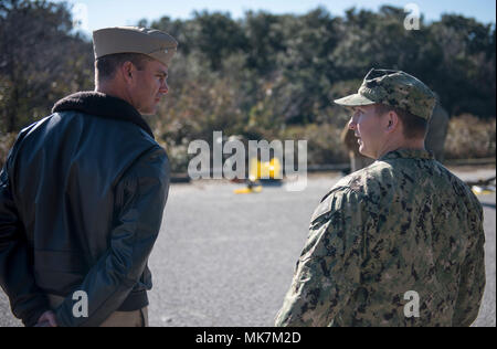 171116-N-SF508-152 VIRGINIA BEACH, en Virginie (nov. 16, 2017) Un marin affecté à l'élimination des explosifs et munitions pour la formation et l'évaluation (EODTEU) 2 explique l'entraînement préalable au déploiement de pipeline Adm. Arrière Rodney DeWalt, commandant adjoint de la réserve Marine Expeditionary Combat Command (CCEN), au cours d'une visite de EODTEU 2 sur base de la Force expéditionnaire conjointe Fort Story. 2 EODTEU fournit des fonctions avancées du monde réel de la formation aux unités mobiles de NEM de la côte Est, l'unité mobile de récupération et de plongée et 2 autres unités de soutien de missions partout dans le monde. (U.S. Photo par marine Spécialiste de la communication de masse 2e classe Charles/Oki Rele Banque D'Images