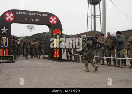 Comme les spectateurs applaudir, l'un des 20 derniers candidats à la 8ème Armée sur le terrain par les experts 2017 Badge médical se précipita vers la ligne d'arrivée de la finale pied de douze milles de mars 2017 la 8ème Armée sur le terrain à l'infirmier Expert Base de guerrier, République de Corée, le 11 novembre 2017. Cent trente-neuf candidats se sont rendus à base de guerrier de toute la péninsule coréenne de concourir pour l'insigne. (U.S. Photo de l'armée par le sergent. Ben Hutto, libéré) Banque D'Images