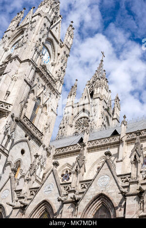 Clochers de style néo-gothique, Basílica del Voto Nacional (Basilique du Vœu National) à Quito, Équateur. Banque D'Images