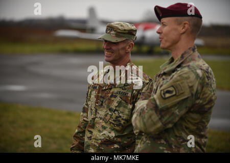 KOVIN, Serbie -- en mesure de parachutistes Co. 2e Bn., 503e Régiment d'infanterie, 173e Brigade aéroportée mener un exercice d'insertion dans l'armée serbe de parachutistes de la 63e brigade de parachutistes au cours de l'effort Double Eagle 17. Exercice Double Eagle est une société multi-nationale-niveau exercice d'insertion dans l'intention d'améliorer la relation entre les États-Unis et la Serbie, et de renforcer la sécurité régionale. Banque D'Images