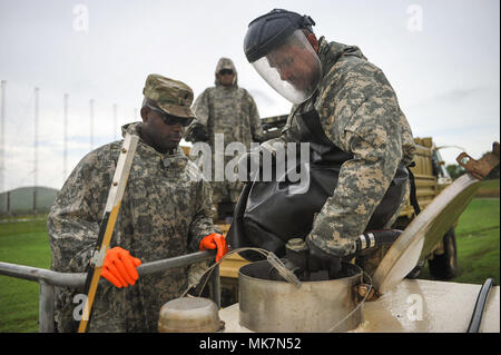 Des soldats de la réserve de l'armée américaine de la CPS. Josue Salazar et de la CPS. Leonardo Soto ravitailler un générateur à une installation de l'US Navy au cours d'une mission de livraison de gazole à Vieques, Puerto Rico, November 16th, 2017. La 941e QM Co. est combustible à différents endroits de l'île de la mise sous tension les opérations où il n'y a pas d'électricité. La réserve de l'Armée de terre fait partie d'un système fédéral d'intervention d'urgence d'une aide immédiate. Fournir en temps opportun et une réponse appropriée à un incident reste l'une des clés de l'Armée de concepts opérationnels. La réserve de l'Armée de capacités habilitantes de demeurer un élément clé de thi Banque D'Images