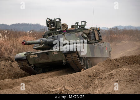 DAGMAR NORD, République de Corée - Une M1A2 Abrams tank de la Compagnie B, 1er Bataillon, 8e régiment de cavalerie blindée, 2e Brigade Combat Team, 1re Division de cavalerie effectue un exercice d'entraînement situationnel (STX) le 13 novembre 2017. La société B a effectué pour améliorer les voies de STX de peloton et aiguisent leurs compétences dans la préparation de leurs prochaines tables de qualification au tir. Banque D'Images