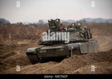 DAGMAR NORD, République de Corée - Une M1A2 Abrams tank de la Compagnie B, 1er Bataillon, 8e régiment de cavalerie blindée, 2e Brigade Combat Team, 1re Division de cavalerie effectue un exercice d'entraînement situationnel (STX) le 13 novembre 2017. La société B a effectué pour améliorer les voies de STX de peloton et aiguisent leurs compétences dans la préparation de leurs prochaines tables de qualification au tir. Banque D'Images