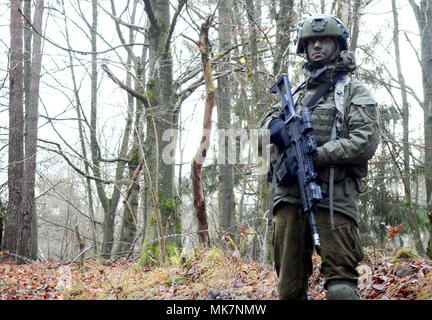 De l'armée lituanienne Pvt. Narimantas Sausys, un soldat de l'armée lituanienne 'Griffin' Brigade, monte la garde à l'entrée d'un point de contrôle près de la Lithuanian Centre des opérations tactiques alliées lors d'esprit VII, qui a eu lieu à l'armée américaine dans le centre de préparation interarmées multinationale Hohenfels, Allemagne, le 18 novembre 2017. Environ 4 050 militaires de 13 nations participent à l'exercice Allied Esprit VII à l'instruction de l'Armée de la 7e commande Hohenfels Domaine de formation, Allemagne, 30 octobre au 22 novembre 2017. Spirit est un allié de l'armée américaine l'Europe-dirigé, 7ATC-mené un exercice multinational de série Banque D'Images