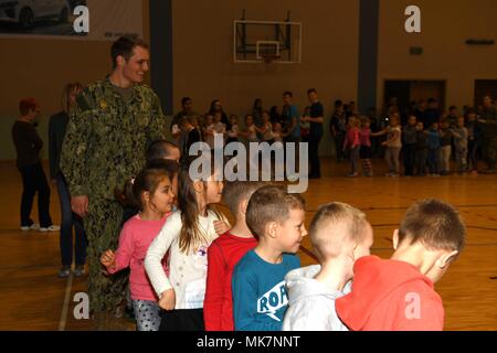 Jezierzyce, Pologne (nov. 14, 2017). Master-at-Arms Seaman Cody Castor, affecté à l'installation de soutien naval (NSF) Redzikowo, interagit avec les élèves au cours d'une visite à une école locale dans Jezierzyce, Pologne. Redzikowo NSF est le plus récent de la Marine, de l'installation et la première installation aux États-Unis, en Pologne. Ses activités permettent à la réactivité des forces des États-Unis et de leurs alliés à l'appui de la région marine d'Europe, d'Afrique, l'Asie du Sud-Ouest (NAVEURAFSWA) mission Fournir des services à la flotte, chasseurs, et de la famille. (U.S. Photo de la marine par le lieutenant Marie Sanford/libérés) Banque D'Images