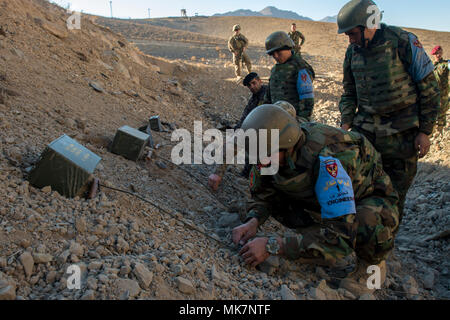 Les ingénieurs de commando Afghan place les charges d'explosifs durant la démolition s'entraîner au Camp Commando, Kaboul, Afghanistan, le 20 novembre, 2017. Plus de 4 000 soldats de l'Armée nationale afghane recevra la formation Commando dans les six prochains mois comme indiqué dans la feuille de route 2020 de l'Afghanistan. La pierre angulaire de l'Afghan 2020 Feuille de route est de doubler la taille de l'Afghan Forces spéciales de sécurité au cours des quatre prochaines années. (U.S. Photo de l'Armée de l'air par la Haute Airman Sean Carnes) Banque D'Images