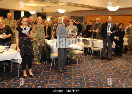 Le déjeuner de prière de la Journée des anciens combattants à Fort McCoy est une cérémonie annuelle prévue en l'honneur des anciens combattants des États-Unis. Le 9 novembre 2017, des membres de la communauté de l'installation ont chanté dans le cadre du programme organisé à Fort McCoy, Wisconsin. L'image d'archive enregistre le segment musical communal lors de l'hommage. Banque D'Images