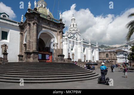 Une policière en Gyropode en face de la cathédrale de Quito dans la vieille ville de Quito, Equateur. Banque D'Images