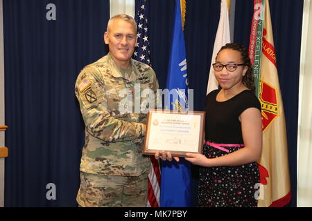 Fort McCoy est une installation de l'armée américaine située dans le Wisconsin. Le 9 novembre 2017, le commandant de garnison a présenté un certificat d'appréciation lors du déjeuner de prière de la Journée des anciens combattants reconnaissant le soutien à l'observance annuelle des anciens combattants. L'image d'archive documente la cérémonie à laquelle ont assisté les membres de la communauté de l'installation. Banque D'Images