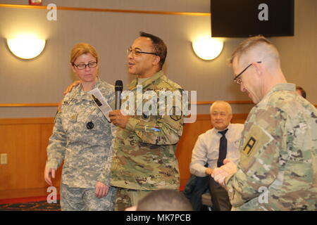 Fort McCoy est une installation de l'armée des États-Unis dans le Wisconsin. Le 9 novembre 2017, l'aumônier de garnison a prononcé des remarques finales lors du déjeuner de prière de la Journée des anciens combattants reconnaissant les anciens combattants. L'image d'archive enregistre la conclusion cérémonielle de l'événement annuel auquel assiste la communauté de l'installation. Banque D'Images