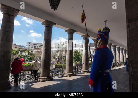 Garde présidentielle au Palacio de Carondelet dans la vieille ville de Quito, Equateur. Banque D'Images