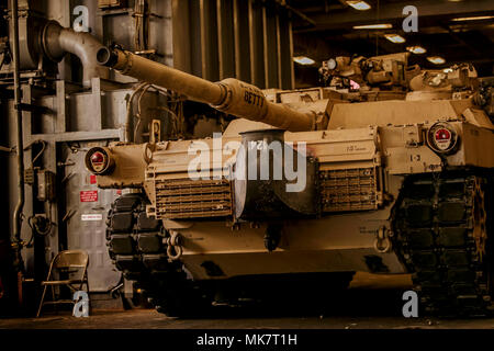 Un Corps des Marines américains M1A1 Abrams tank avec peloton de chars, Fox Company, l'Équipe de débarquement du bataillon, 2e Bataillon, 6e Régiment de Marines, 26e Marine Expeditionary Unit (MEU), repose sur le pont du coffre de la station d'Oak Hill landing ship USS (LSD 51) après avoir été transporté par les engins de débarquement, d'un coussin d'air, à la plage, près de Onslow, le 17 novembre 2017, dans le cadre de l'unité de formation composite combinée ( exercice COMPTUEX). COMPTUEX combiné sert de capstone événement pour le groupe amphibie-MEU équipe avant un déploiement, l'intégration complète de l'ARG-MEU équipe comme une force amphibie et tester leur capacité t Banque D'Images