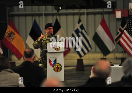 Le major-général Steven Shapiro, général commandant, Commandement de soutien du théâtre 21e, prend la parole à la cérémonie d'inauguration pour l'Zutendaal, Belgique, de l'Armée Site Stock prépositionnées 21 Novembre, 2017. Le site est le troisième d'ouvrir cette année et comprendra une brigade d'équipements qui peuvent être rapidement déployées pour des opérations en Europe. (U.S. Photo de l'armée par le Sgt. 1re classe Jacob A. McDonald, 21e) Commande de soutien du théâtre Banque D'Images