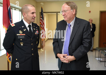 Le colonel Paul Kremer, U.S. Army Corps of Engineers, Great Lakes and Ohio River Division commandant par intérim, parle avec le Lieutenant-général (ret.) Frank G. Klotz, Département américain de l'énergie sous-secrétaire pour la sécurité nucléaire et la National Nuclear Security Administration, l'administrateur lors de l'inauguration du nouveau bâtiment de soutien de la construction le 20 novembre 2017 au complexe de sécurité nationale Y-12 dans la région de Oak Ridge, au Tennessee (USACE Photo de Leon Roberts) Banque D'Images