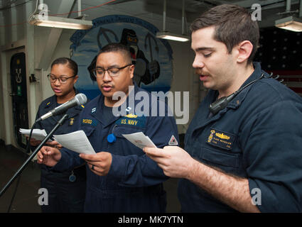 171123-N-BD308-0003 de l'OCÉAN ATLANTIQUE (nov. 23, 2017) Les marins à bord du navire d'assaut amphibie USS Wasp LHD (1) chanter un hymne ensemble au cours de l'action de grâce dans l'église. Le Wasp est transitant à Sasebo, au Japon pour réaliser un chiffre d'affaires avec l'USS Bonhomme Richard (DG 6) comme l'avant-déployés navire amiral de la force amphibie dans la 7e flotte américaine zone d'opérations. (U.S. Photo par marine Spécialiste de la communication de masse Levingston 3e classe Lewis/libérés) Banque D'Images