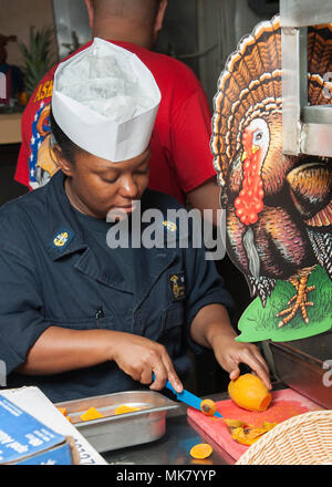 171123-N-JW440-0018 de l'OCÉAN ATLANTIQUE (nov. 23, 2017) Chef Spécialiste culinaire Crystal Graham sert prépare sweet potato pie pendant les célébrations de Thanksgiving à bord du navire d'assaut amphibie USS Wasp LHD (1). Le Wasp est transitant à Sasebo, au Japon pour réaliser un chiffre d'affaires avec l'USS Bonhomme Richard (DG 6) comme l'avant-déployés navire amiral de la force amphibie dans la 7e flotte américaine zone d'opérations. (U.S. Photo par marine Spécialiste de la communication de masse 2e classe Rawad Madanat/libérés) Banque D'Images