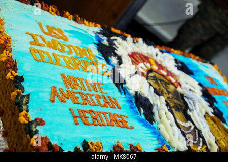 Un gâteau de fête de Thanksgiving Les premiers Américains mois s'affiche à la dîner de Thanksgiving à bord du navire d'assaut amphibie Iwo Jima (DG 7), dans l'Océan Atlantique le 23 novembre 2017. Les Marines et les marins du 26e Marine Expeditionary Unit (MEU) a pris une pause de l'unité de formation composite combinée (Exercice COMPTUEX) opérations pour fêter Thanksgiving avec un souper à la dinde traditionnelle. (U.S. Marine Corps photo par le Cpl. Jon Sosner) Banque D'Images