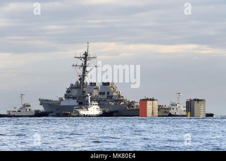 171124-N-XN177-037 La baie de Tokyo, Japon (nov. 24, 2017) La classe Arleigh Burke destroyer lance-missiles USS Fitzgerald (DDG 62) est chargé sur le Transshelf MV de transport lourd. Le transport sera Transshelf Fitzgerald à Pascagoula, Mississippi pour terminer les réparations. (U.S. Photo par marine Spécialiste de la communication de masse 2e classe William McCann/libérés) Banque D'Images